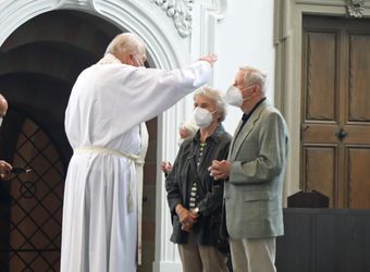 Bischof em. Dr. Friedhelm Hofmann feierte am Mittwochvormittag, 23. Juni, im Kiliansdom einen Pontifikalgottesdienst für Ehejubilare, die in den Jahren 2020 und 2021 auf 50, 60 oder 65 gemeinsame Jahre zurückblicken.