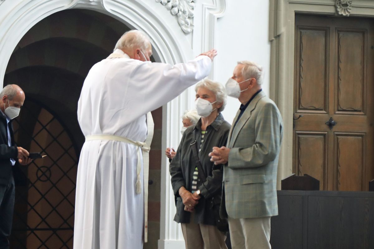 Bischof em. Dr. Friedhelm Hofmann feierte am Mittwochvormittag, 23. Juni, im Kiliansdom einen Pontifikalgottesdienst für Ehejubilare, die in den Jahren 2020 und 2021 auf 50, 60 oder 65 gemeinsame Jahre zurückblicken. Bischof em. Dr. Friedhelm Hofmann feierte am Mittwochvormittag, 23. Juni, im Kiliansdom einen Pontifikalgottesdienst für Ehejubilare, die in den Jahren 2020 und 2021 auf 50, 60 oder 65 gemeinsame Jahre zurückblicken.