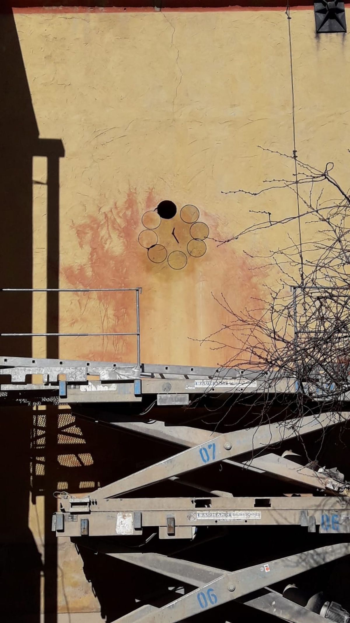 Beim Aufbohren des historischen Fensters im Kirchturm wurde deutlich, dass dieses massiv vermauert und nicht einfach verschalt worden war. Das hatte für statische Probleme gesorgt. Beim Aufbohren des historischen Fensters im Kirchturm wurde deutlich, dass dieses massiv vermauert und nicht einfach verschalt worden war. Das hatte für statische Probleme gesorgt.