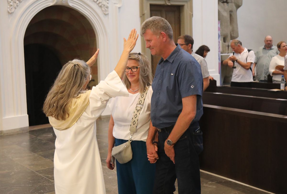 Mit rund 1000 Eheleuten, die in diesem Jahr Silberhochzeit haben, feierte Bischof Dr. Franz Jung am Freitagabend, 4. Juli 2025, einen Pontifikalgottesdienst im Kiliansdom. Im Anschluss erteilten er, Weihbischof Paul Reder sowie weitere Seelsorgerinnen und Seelsorger den Paaren einzeln den Segen.