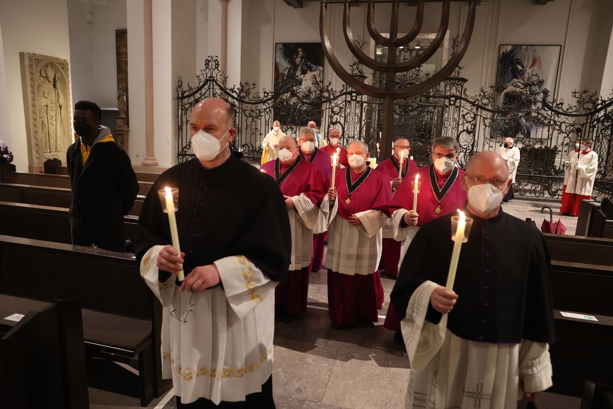 Mit brennenden Kerzen in Händen zogen der Weihbischof und das Domkapitel vom Menoraleuchter zum Altar. Mit brennenden Kerzen in Händen zogen der Weihbischof und das Domkapitel vom Menoraleuchter zum Altar.