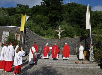 Bischof Dr. Franz Jung feierte am Montagabend, 5. Juli, einen Kiliani-Pontifikalgottesdienst auf dem Kreuzberg.