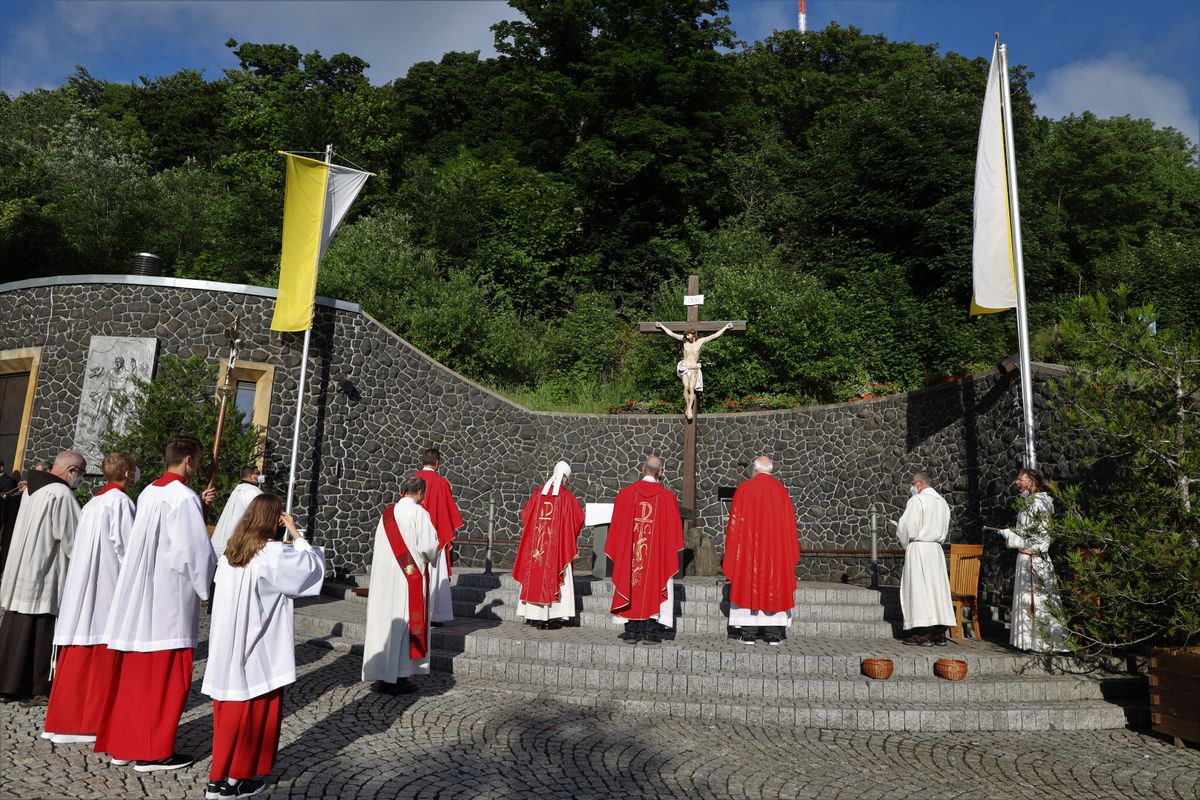 2721/0660 Kiliani Kreuzberg Bischof_28654 Bischof Dr. Franz Jung feierte am Montagabend, 5. Juli, einen Kiliani-Pontifikalgottesdienst auf dem Kreuzberg.