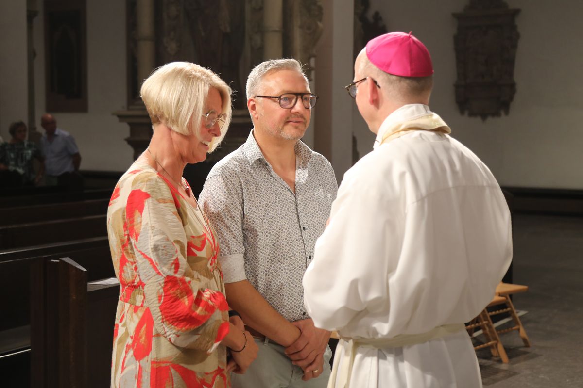 Mit rund 1000 Eheleuten, die in diesem Jahr Silberhochzeit haben, feierte Bischof Dr. Franz Jung am Freitagabend, 4. Juli 2025, einen Pontifikalgottesdienst im Kiliansdom. Im Anschluss erteilten er, Weihbischof Paul Reder sowie weitere Seelsorgerinnen und Seelsorger den Paaren einzeln den Segen.