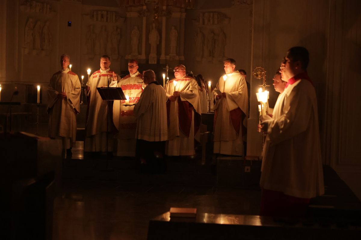 Bischof Dr. Franz Jung feierte am Samstag, 19. April, im Würzburger Kiliansdom die Osternacht. 