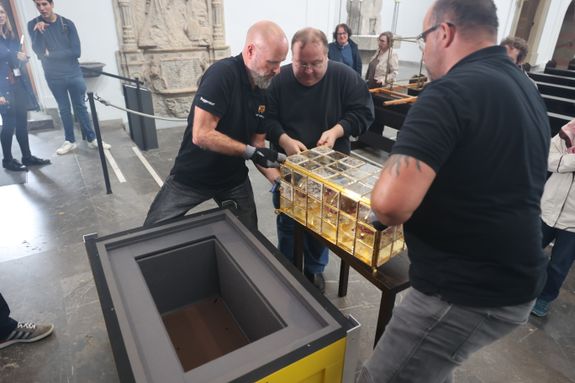 Bei einer liturgischen Feier am Donnerstag, 26. September, sind die Reliquien der Frankenapostel Kilian. Kolonat und Totnan aus dem Altar des Kiliansdom  genommen und im Anschluss für den Transport in Richtung Irland verladen worden. Von Mittwoch, 2., bis Sonntag, 6. Oktober, begleiten Bischof Dr. Franz Jung und Generalvikar Dr. Jürgen Vorndran mit einer Pilgergruppe aus dem Bistum den Kilianschrein bei dessen vorübergehendem  Irland-Aufenthalt. 