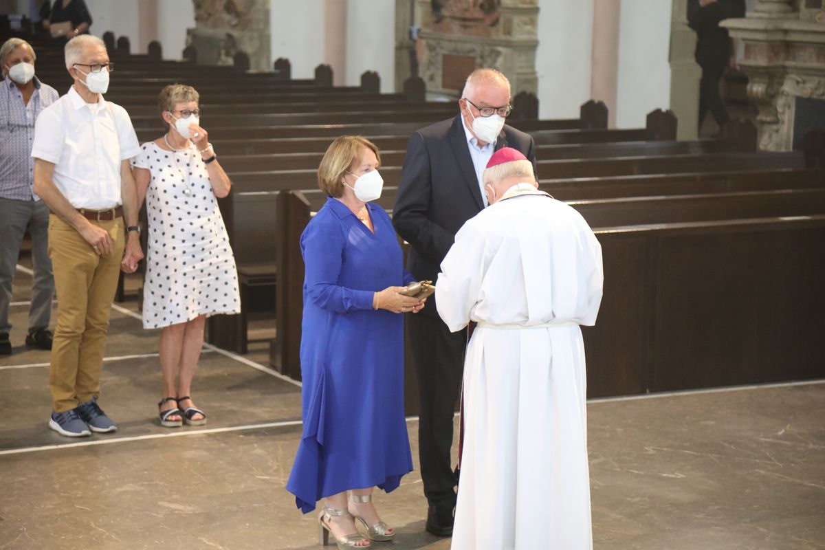 2621/0622 - Ehejubilare Gold mit Weihbischof Ulrich Boom_27923 Weihbischof Ulrich Boom feierte am Montagnachmittag, 26. Juni, einen Gottesdienst für Ehepaare, die 2020 oder 2021 ihr goldenes, diamantenes oder eisernes Ehejubiläum hatten. Im Anschluss konnten sich die Paare segnen lassen.