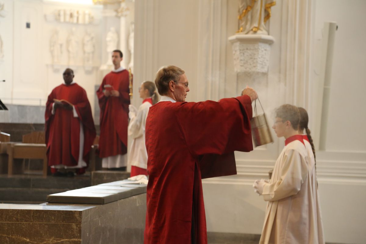 Weihbischof em. Ulrich Boom hat am Dienstag, 8. Juli, einen Kiliani-Gottesdienst für die Region Aschaffenburg und die Pfarrhausfrauen aus dem gesamten Bistum im Würzburger Kiliansdom gefeiert.