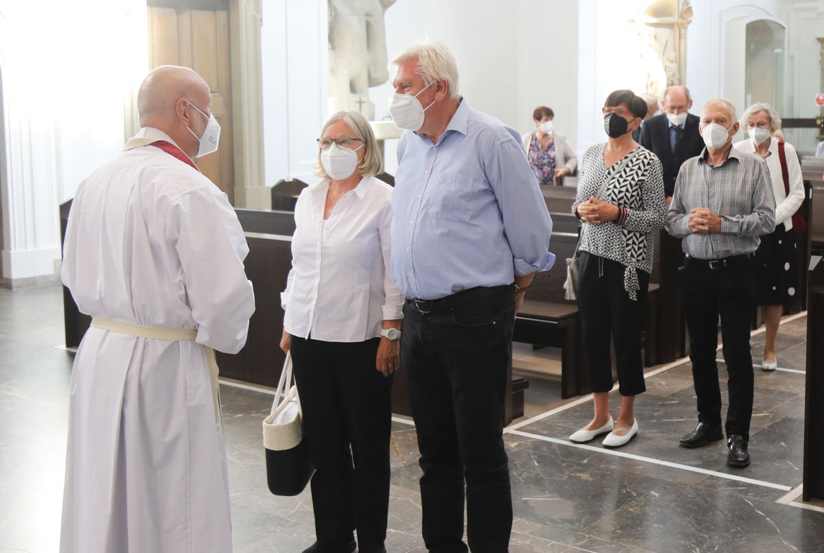 2721/0648 Gottesdienst für Ehejubilare mit Bischof Dr. Franz Jung am Freitagnachmittag, 2. Juli 2021_28525 Bischof Dr. Franz Jung feierte am Freitagnachmittag, 2. Juli 2021, einen Dankgottesdienst im Kiliansdom mit Ehepaaren, die goldenes, diamantenes oder eisernes Ehejubiläum feiern.