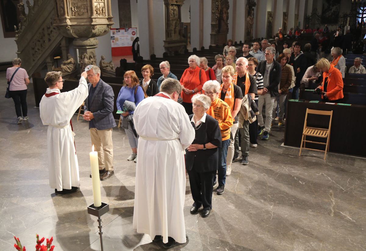 Weihbischof Paul Reder feierte am Dienstagabend, 8. Juli, einen Kiliani-Pontifikalgottesdienst mit den Katholischen Erwachsenenverbänden im Kiliansdom. 