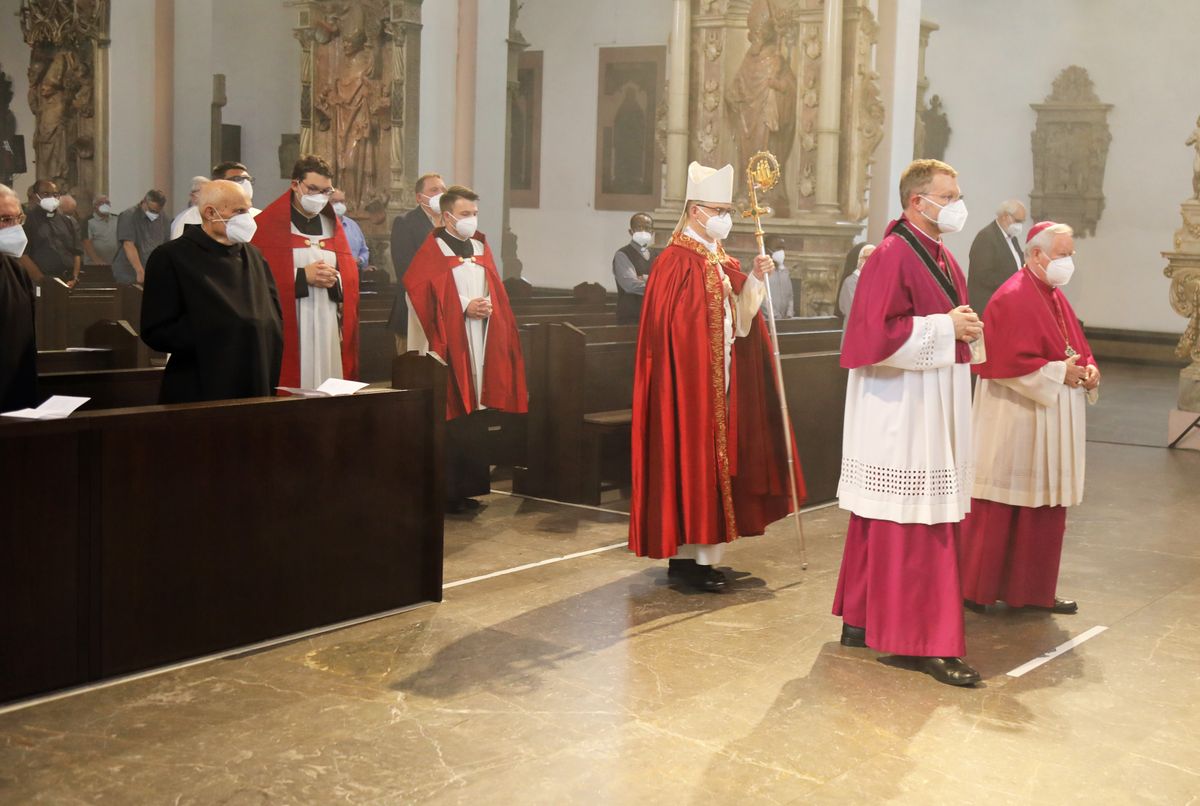 Bischof Dr. Franz Jung feierte am 6. Juli 2021 im Kiliansdom eine Pontifikalvesper mit Priestern, Diakonen, Ordensleuten, Missionaren sowie Pastoralen Mitarbeiterinnen und Mitarbeitern.