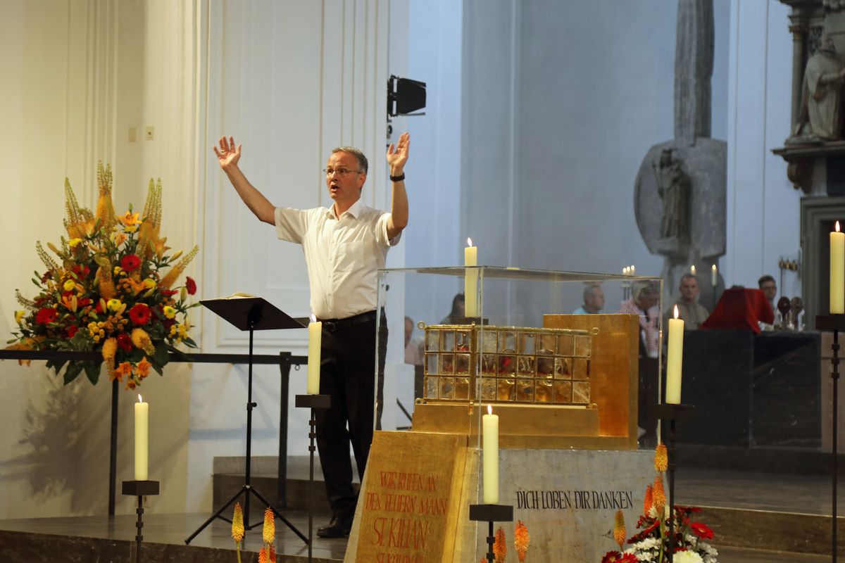 Christian Stegmann, Fachbereichsleiter für das Chorwesen in der Diözese Würzburg, leitete den großen Chor, derMitglieder aus mehr als 20 Chören aus dem ganzen Bistum vereinte.