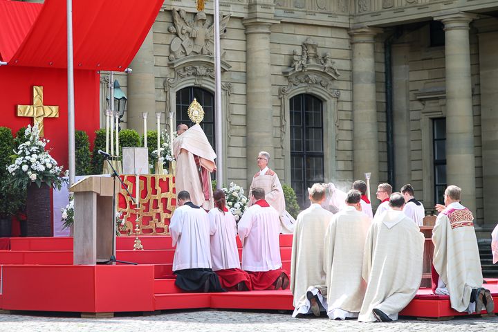 Bischof Dr. Franz Jung feiert in diesem Jahr an Fronleichnam einen Freiluft-Gottesdienst auf dem Residenzplatz. Das Foto entstand bei der Fronleichnamsprozession im Jahr 2019.