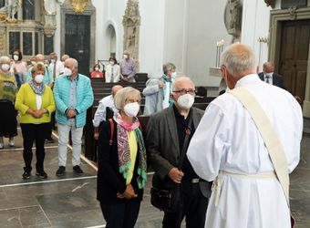 Bischof em. Dr. Friedhelm Hofmann feierte am Mittwochvormittag, 23. Juni, im Kiliansdom einen Pontifikalgottesdienst für Ehejubilare, die in den Jahren 2020 und 2021 auf 50, 60 oder 65 gemeinsame Jahre zurückblicken.