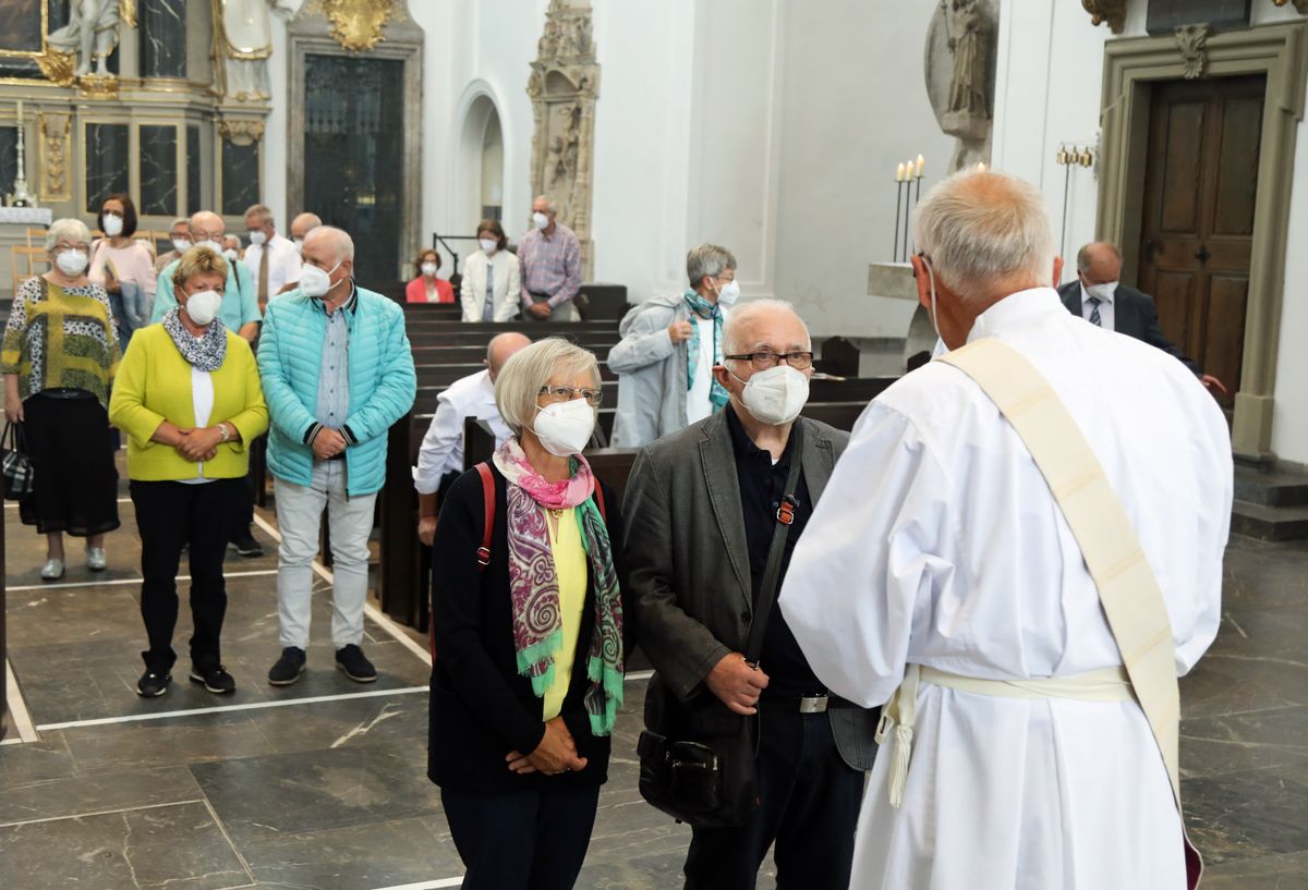 Bischof em. Dr. Friedhelm Hofmann feierte am Mittwochvormittag, 23. Juni, im Kiliansdom einen Pontifikalgottesdienst für Ehejubilare, die in den Jahren 2020 und 2021 auf 50, 60 oder 65 gemeinsame Jahre zurückblicken. Bischof em. Dr. Friedhelm Hofmann feierte am Mittwochvormittag, 23. Juni, im Kiliansdom einen Pontifikalgottesdienst für Ehejubilare, die in den Jahren 2020 und 2021 auf 50, 60 oder 65 gemeinsame Jahre zurückblicken.