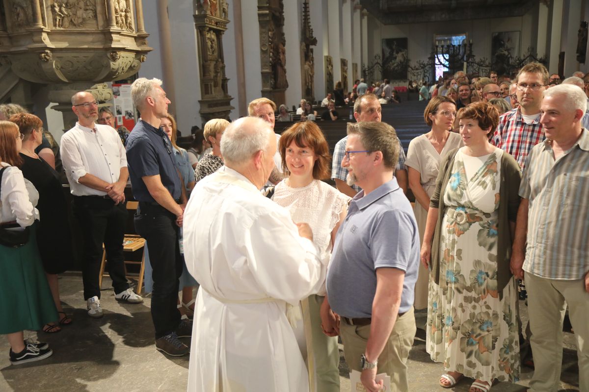 Mit rund 1000 Eheleuten, die in diesem Jahr Silberhochzeit haben, feierte Bischof Dr. Franz Jung am Freitagabend, 4. Juli 2025, einen Pontifikalgottesdienst im Kiliansdom. Im Anschluss erteilten er, Weihbischof Paul Reder sowie weitere Seelsorgerinnen und Seelsorger den Paaren einzeln den Segen.