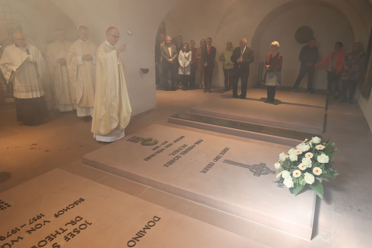 Weihbischof Paul Reder ist am Freitag, 10. Mai, offiziell in sein Amt als Dompropst eingeführt worden - zunächst in der Kapelle des Bischofshauses, dann bei einem Pontifikalgottesdienst im Kiliansdom. Dabei wurde besonders an Bischof em. Dr. Paul-Werner Scheele erinnert, der am 10. Mai 2019 starb.