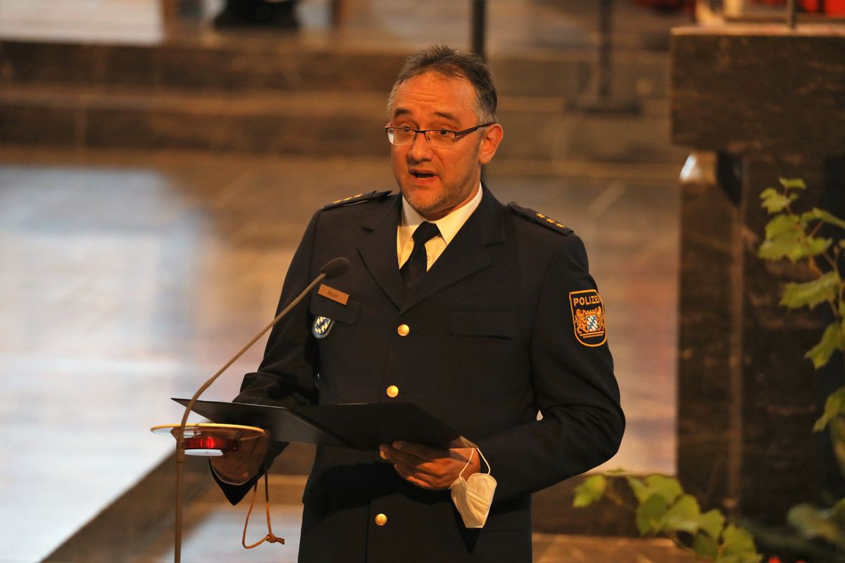 2821/0668 Blaulichtgottesdienst_28780 Weihbischof Ulrich Boom stand am Mittwochabend, 7. Juli, der Kiliani-Wort-Gottes-Feier für Polizei, Feuerwehr, Technisches Hilfswerk, Rettungsdienste und Notfallseelsorge im Kiliansdom vor.