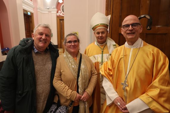 Bischof Dr. Franz Jung (rechts)  traf am Ende des Jugendgottesdienst zu seiner großen Überraschung eine ehemalige Gemeindereferentin des Bistums Speyer, die mit ihrem Mann seit Jahren in Irland lebt und im Bistum Kilmore arbeitet.