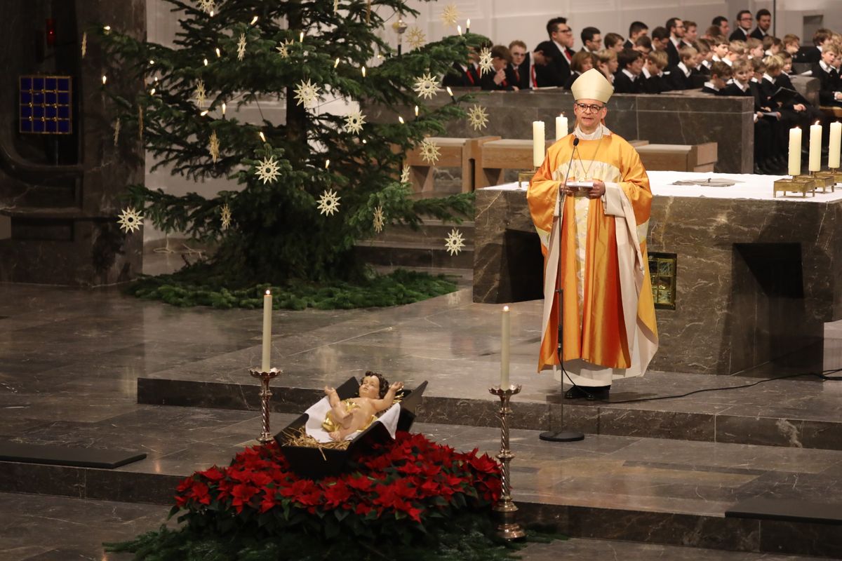 Bischof Dr. Franz Jung feierte an Heiligabend, 24. Dezember, im Würzburger Kiliansdom mit den Gläubigen die Christmette. Bischof Dr. Franz Jung feierte an Heiligabend, 24. Dezember, im Würzburger Kiliansdom mit den Gläubigen die Christmette.
