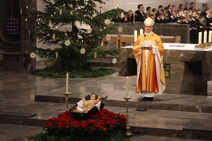 Bischof Dr. Franz Jung feierte an Heiligabend, 24. Dezember, im Würzburger Kiliansdom mit den Gläubigen die Christmette.
