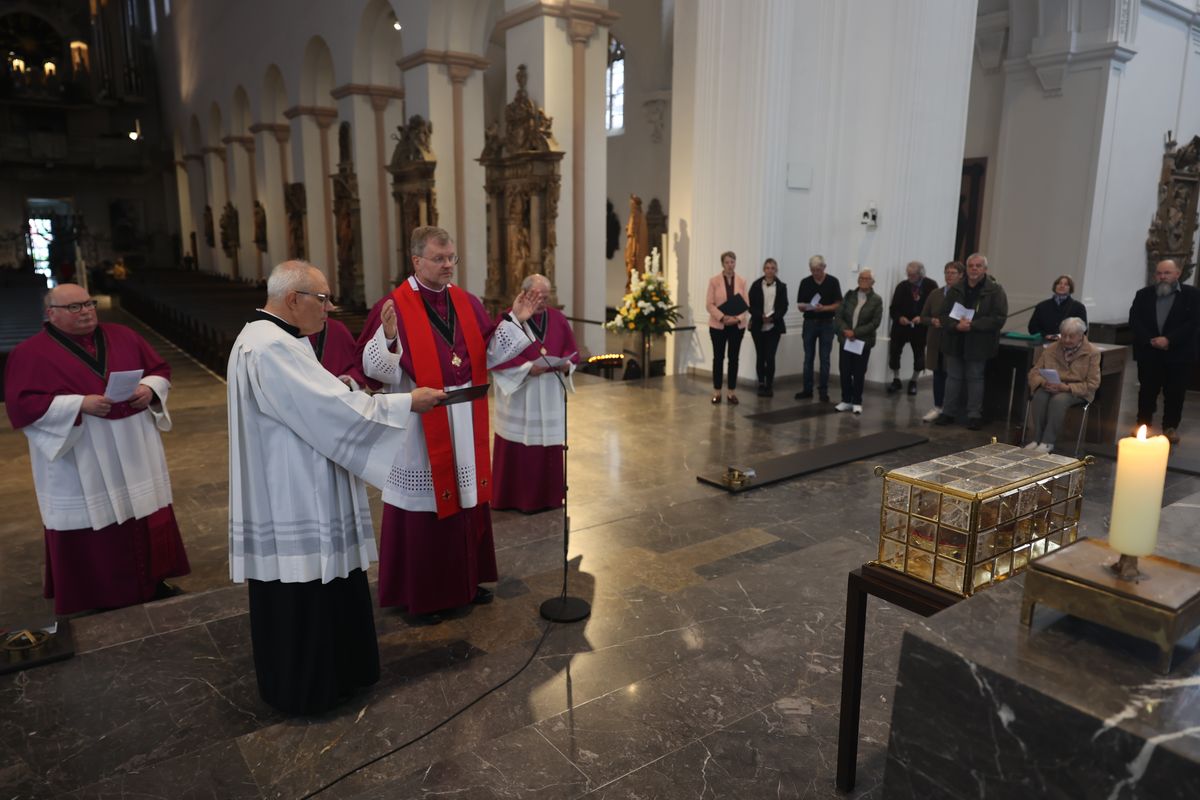 Bei einer liturgischen Feier am Donnerstag, 26. September, sind die Reliquien der Frankenapostel Kilian. Kolonat und Totnan aus dem Altar des Kiliansdom  genommen und im Anschluss für den Transport in Richtung Irland verladen worden. Von Mittwoch, 2., bis Sonntag, 6. Oktober, begleiten Bischof Dr. Franz Jung und Generalvikar Dr. Jürgen Vorndran mit einer Pilgergruppe aus dem Bistum den Kilianschrein bei dessen vorübergehendem  Irland-Aufenthalt. 