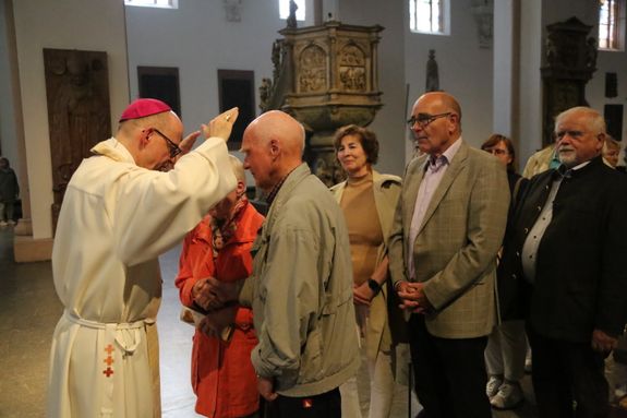 Bischof Dr. Franz Jung hat am Donnerstagnachmittag, 4. Juli, mit etwa 320 Paaren im Kiliansdom ihr goldenes oder diamantenes Ehejubiläum gefeiert.