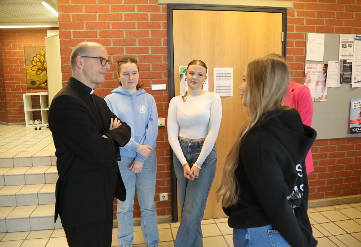 Bei seinem Rundgang durch die Schule wurde Bischof Dr. Franz Jung mehrfach für den Instagram-Account der Schule interviewt. Bei seinem Rundgang durch die Schule wurde Bischof Dr. Franz Jung mehrfach für den Instagram-Account der Schule interviewt.