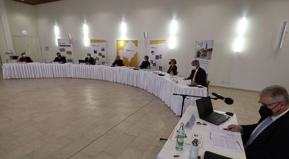 Presseprecher Bernhard Schweßinger (rechts) moderierte die Pressekonferenz im Würzburger Burkardushaus.