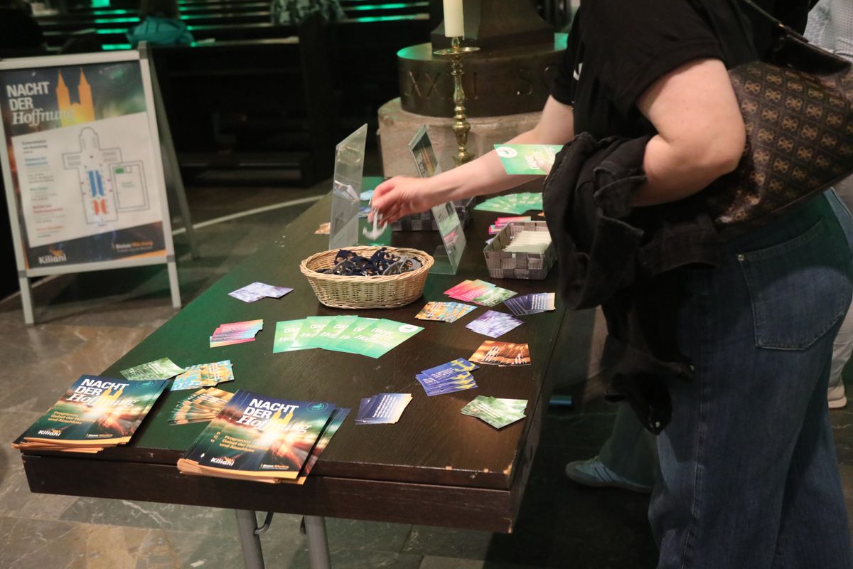 Die "Nacht der Hoffnung" in der Kiliani-Wallfahrtswoche am Samstagabend, 12. Juli, lud zu Stille, Gebet und Besinnung in den Kiliansdom ein. Viele Passanten nutzten das Angebot, das um Mitternacht endete.