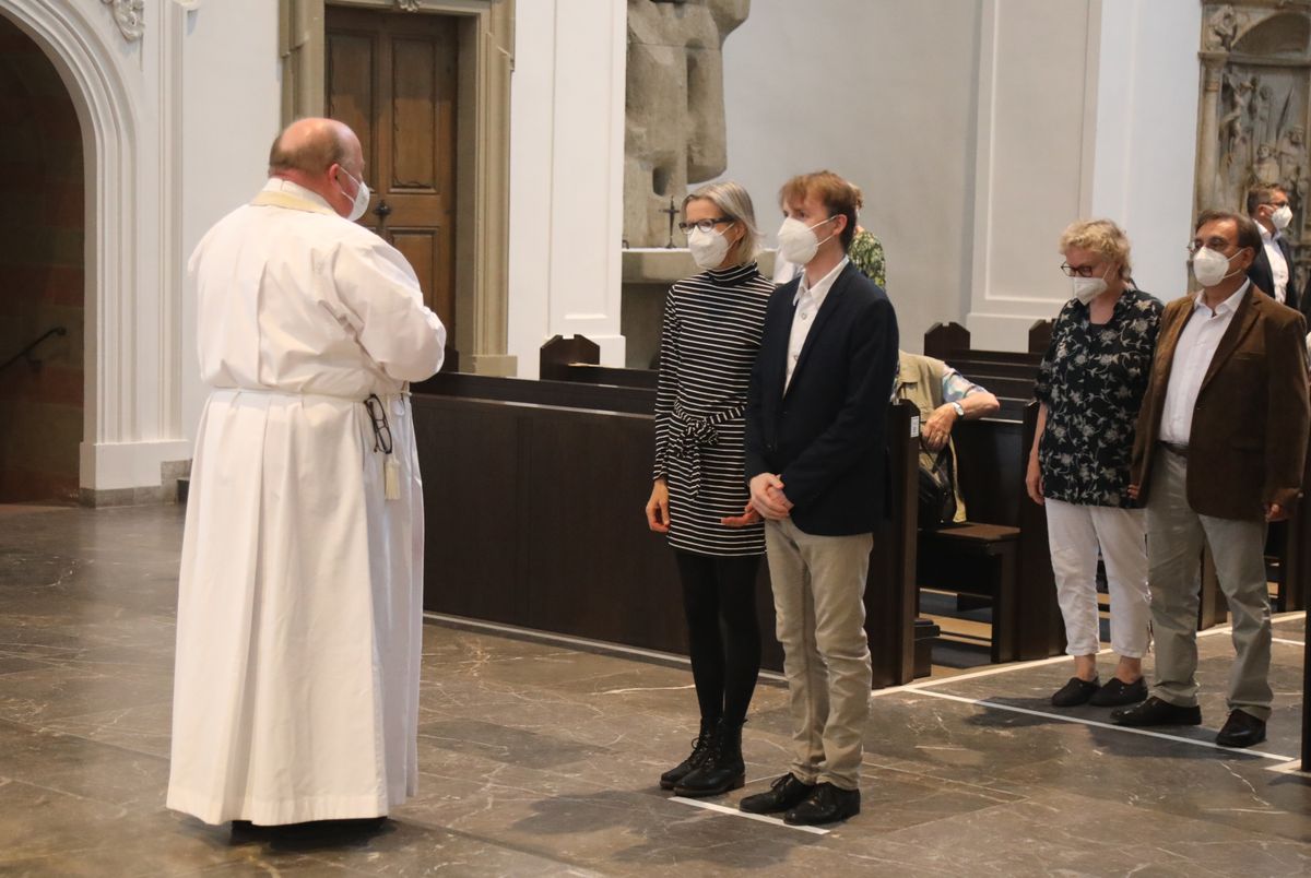 2621/0613 Gottesdienst für Ehejubilare Generalvikar Dr. Vorndran am Freitag, 25. Juni 2021_27668 Generalvikar Dr. Jürgen Vorndran feierte am Freitagabend, 25. Juni, einen Dankgottesdienst mit Ehepaaren, die seit 25 Jahren verheiratet sind. Anschließend spendeten der Generalvikar sowie weitere Priester und Diakone den Jubilaren mit Abstand den Segen.