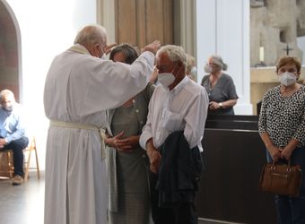 Bischof em. Dr. Friedhelm Hofmann feierte am Freitagnachmittag, 25. Juni, einen Dankgottesdienst mit Ehepaaren, die seit 50, 60 oder 65 Jahren verheiratet sind. Anschließend spendeten der Bischof sowie weitere Priester und Diakone den Jubilaren mit Abstand den Segen.