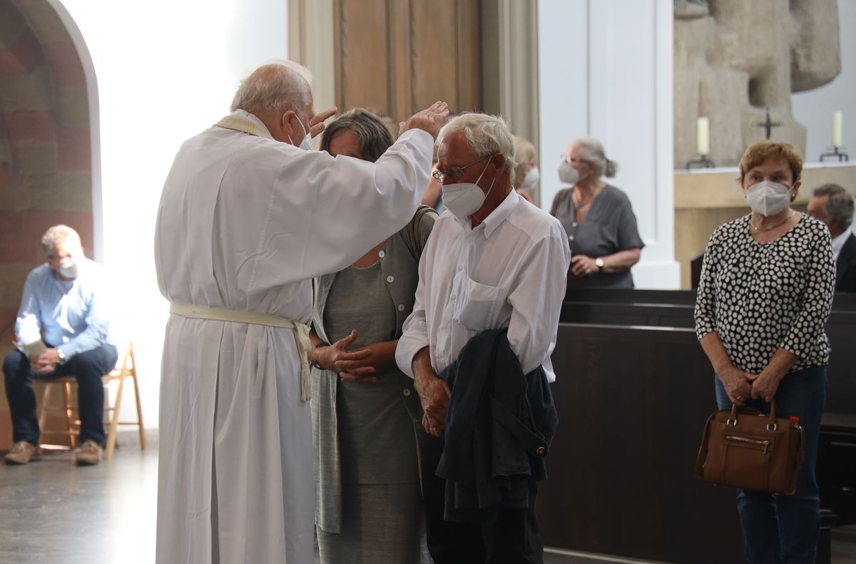 Bischof em. Dr. Friedhelm Hofmann feierte am Freitagnachmittag, 25. Juni, einen Dankgottesdienst mit Ehepaaren, die seit 50, 60 oder 65 Jahren verheiratet sind. Anschließend spendeten der Bischof sowie weitere Priester und Diakone den Jubilaren mit Abstand den Segen.