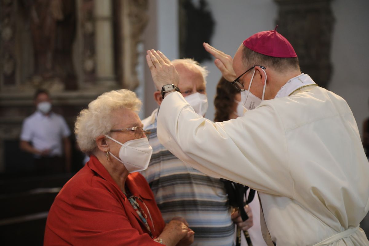 2621/0621 Dankgottesdienst für Ehejubilare mit Bischof Jung_27802