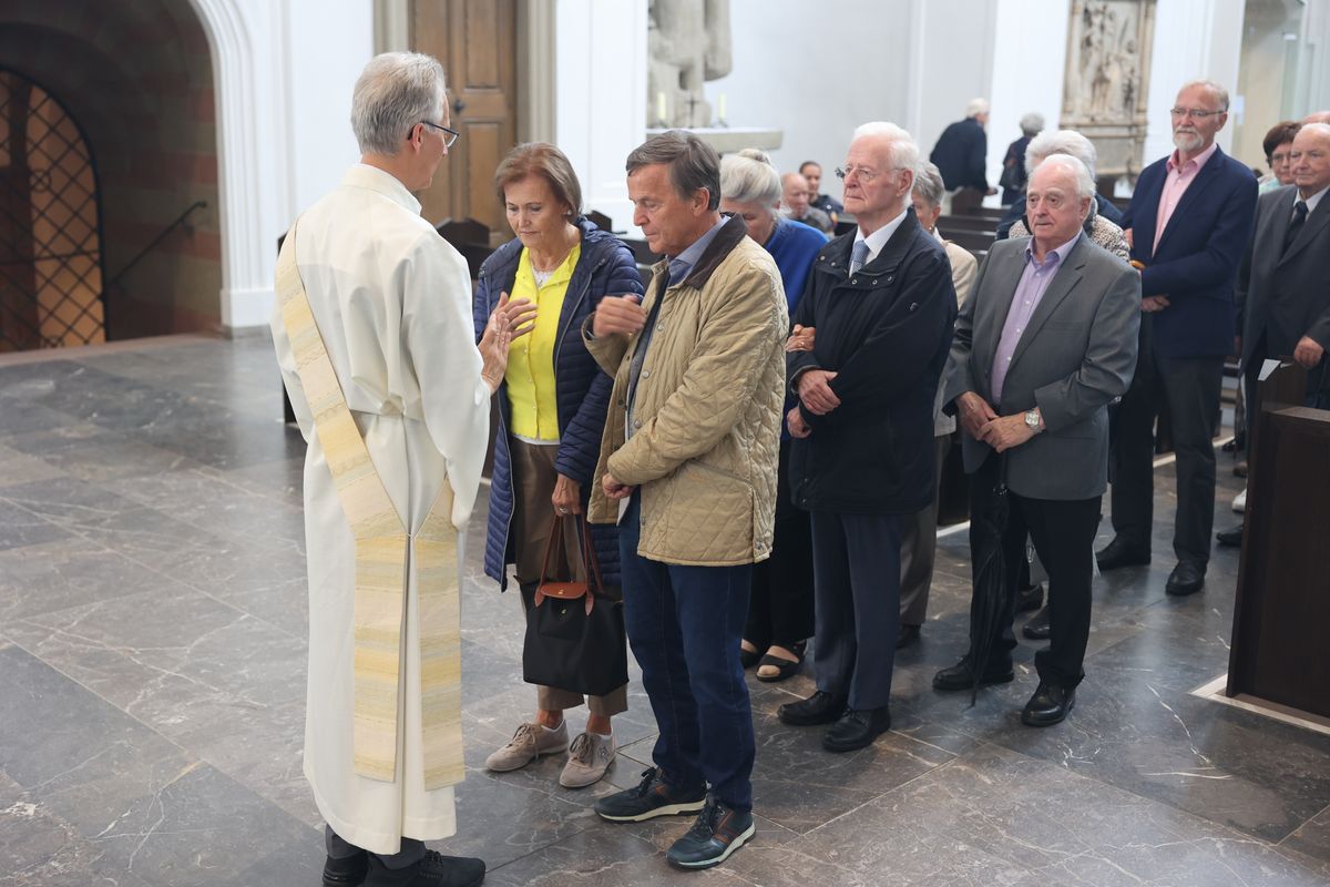 Seelsorgerinnen und Seelsorger spendeten nach dem Gottesdienst den Jubelpaaren individuell den Segen. 