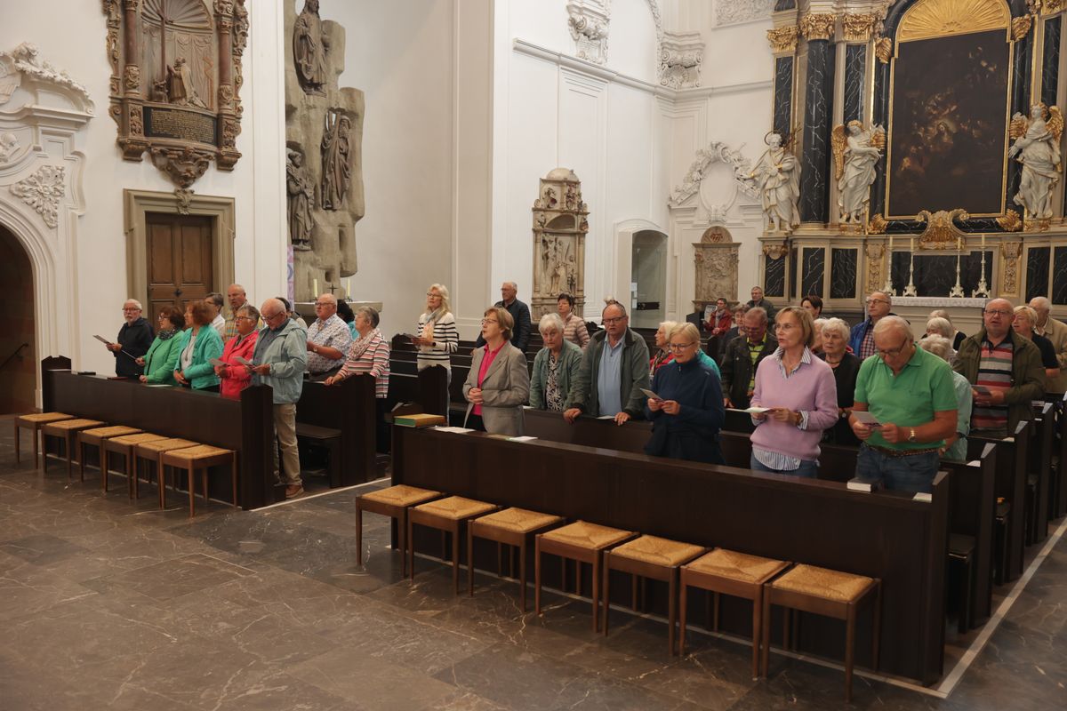 Weihbischof em. Ulrich Boom feierte am Mittwoch, 9. Juli, einen Kiliani-Wallfahrtsgottesdienst mit Gläubigen aus der Region Main-Rhön. Eine Begegnung auf dem Kiliansplatz schloss sich an. 