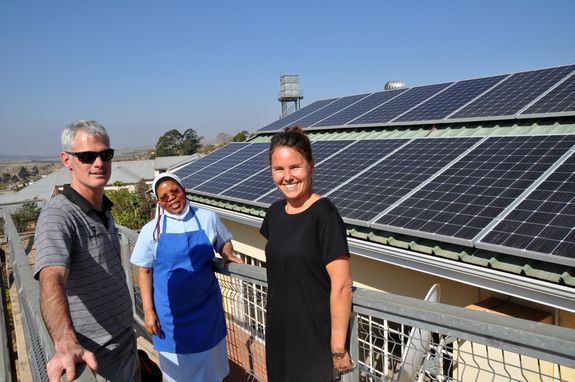 Freuen sich über die neue Solaranlage, die dank Spenden aus Deutschland im Kinderheim Sankt Joseph in Südafrika installiert wurde (von rechts): Julia Scharnagl, Schwester Assumpta Hadebe und Gary Upfold, Inhaber der Firma Valleytec. Freuen sich über die neue Solaranlage, die dank Spenden aus Deutschland im Kinderheim Sankt Joseph in Südafrika installiert wurde (von rechts): Julia Scharnagl, Schwester Assumpta Hadebe und Gary Upfold, Inhaber der Firma Valleytec.