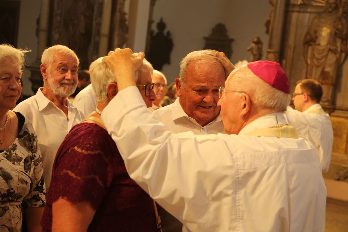 Rund 250 Ehejubilare haben am Freitagnachmittag, 4. Juli, im Kiliansdom in einem Pontifikalgottesdienst mit Weihbischof em. Ulrich Boom ihr Eheversprechen erneuert. 