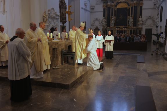 Bei einem Pontifikalgottesdienst am Samstag, 27. September, weihte Weihbischof Paul Reder drei Männer im Würzburger Kiliansdom zu Diakonen.