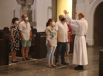 Mit rund 100 Ehepaaren aus der ganzen Diözese hat Bischof Dr. Franz Jung am Montagabend, 28. Juni, einen Gottesdienst im Würzburger Kiliansdom gefeiert. Eingeladen waren Ehejubilare, die in den Jahren 2020 und 2021 ihr silbernes Ehejubiläum feiern. Nach dem Gottesdienst ließen sich die Ehepartner von Bischof Jung und weiteren Priestern und Diakonen mit Abstand segnen.