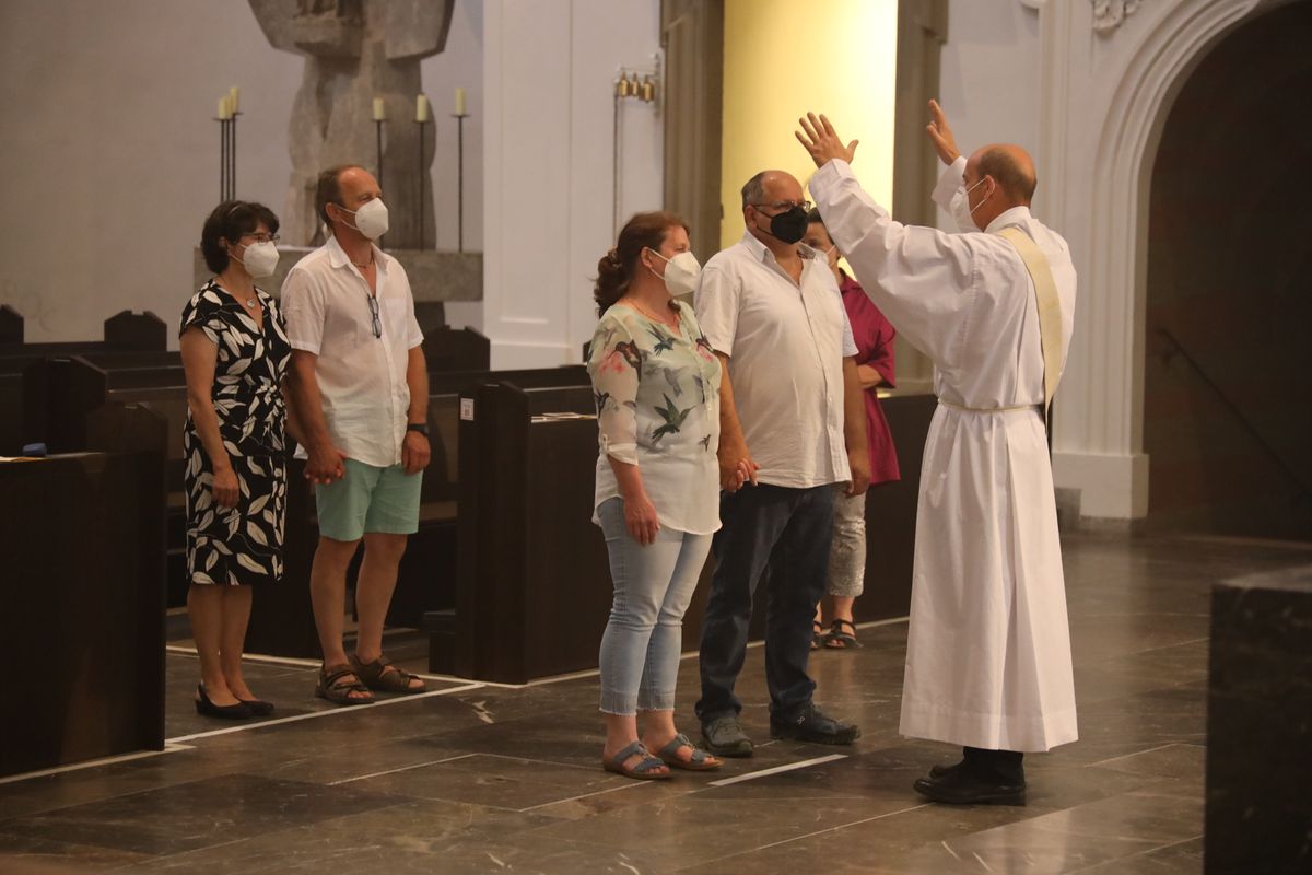 2621/0619 Ehejubilare Bischof 28. Juni Abend_27958 Mit rund 100 Ehepaaren aus der ganzen Diözese hat Bischof Dr. Franz Jung am Montagabend, 28. Juni, einen Gottesdienst im Würzburger Kiliansdom gefeiert. Eingeladen waren Ehejubilare, die in den Jahren 2020 und 2021 ihr silbernes Ehejubiläum feiern. Nach dem Gottesdienst ließen sich die Ehepartner von Bischof Jung und weiteren Priestern und Diakonen mit Abstand segnen.