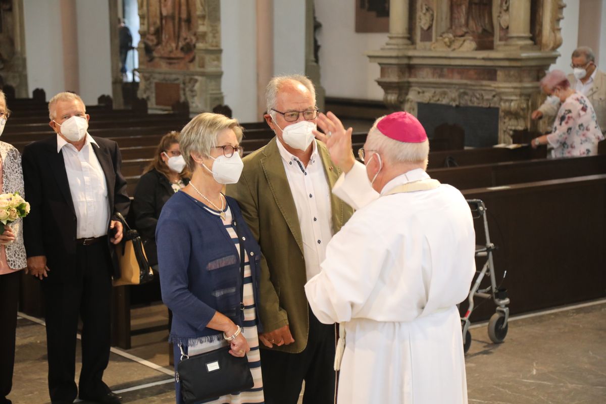 2621/0609 Ehejubilare Weihbischof Boom_27528 Weihbischof Boom und weiteren Priester und Diakone weihen Ehejubilare, die ihr goldenes, diamantenes oder eisernes Ehejubiläum feiern.