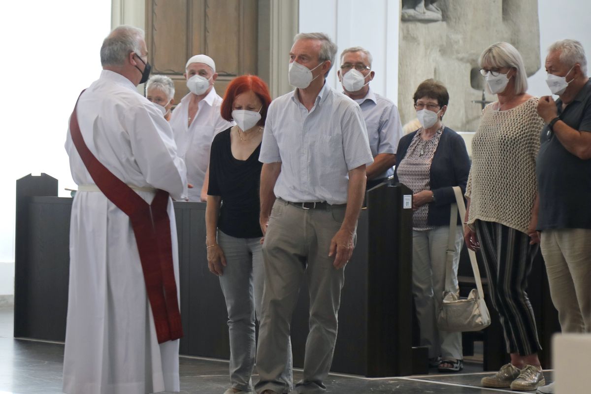 2621/0625 Gottesdienst für Ehejubilare mit Weihbischof Ulrich Boom am 29. Juni 2021_28060 Weihbischof Ulrich Boom feierte am Dienstagnachmittag, 29. Juni, einen Gottesdienst für Ehepaare, die 2020 oder 2021 ihr goldenes, diamantenes oder eisernes Ehejubiläum hatten. Im Anschluss konnten sich die Paare segnen lassen.