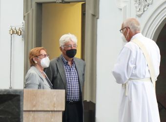 Bischof em. Dr. Friedhelm Hofmann feierte am Mittwochvormittag, 23. Juni, im Kiliansdom einen Pontifikalgottesdienst für Ehejubilare, die in den Jahren 2020 und 2021 auf 50, 60 oder 65 gemeinsame Jahre zurückblicken.