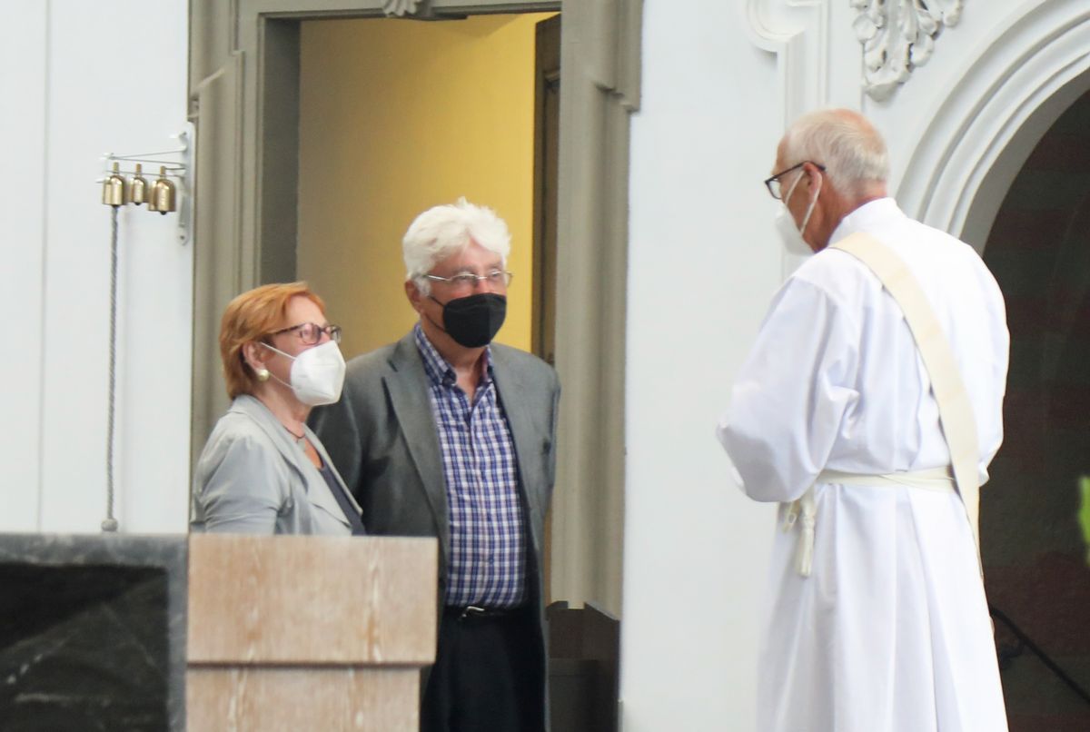 Bischof em. Dr. Friedhelm Hofmann feierte am Mittwochvormittag, 23. Juni, im Kiliansdom einen Pontifikalgottesdienst für Ehejubilare, die in den Jahren 2020 und 2021 auf 50, 60 oder 65 gemeinsame Jahre zurückblicken. Bischof em. Dr. Friedhelm Hofmann feierte am Mittwochvormittag, 23. Juni, im Kiliansdom einen Pontifikalgottesdienst für Ehejubilare, die in den Jahren 2020 und 2021 auf 50, 60 oder 65 gemeinsame Jahre zurückblicken.