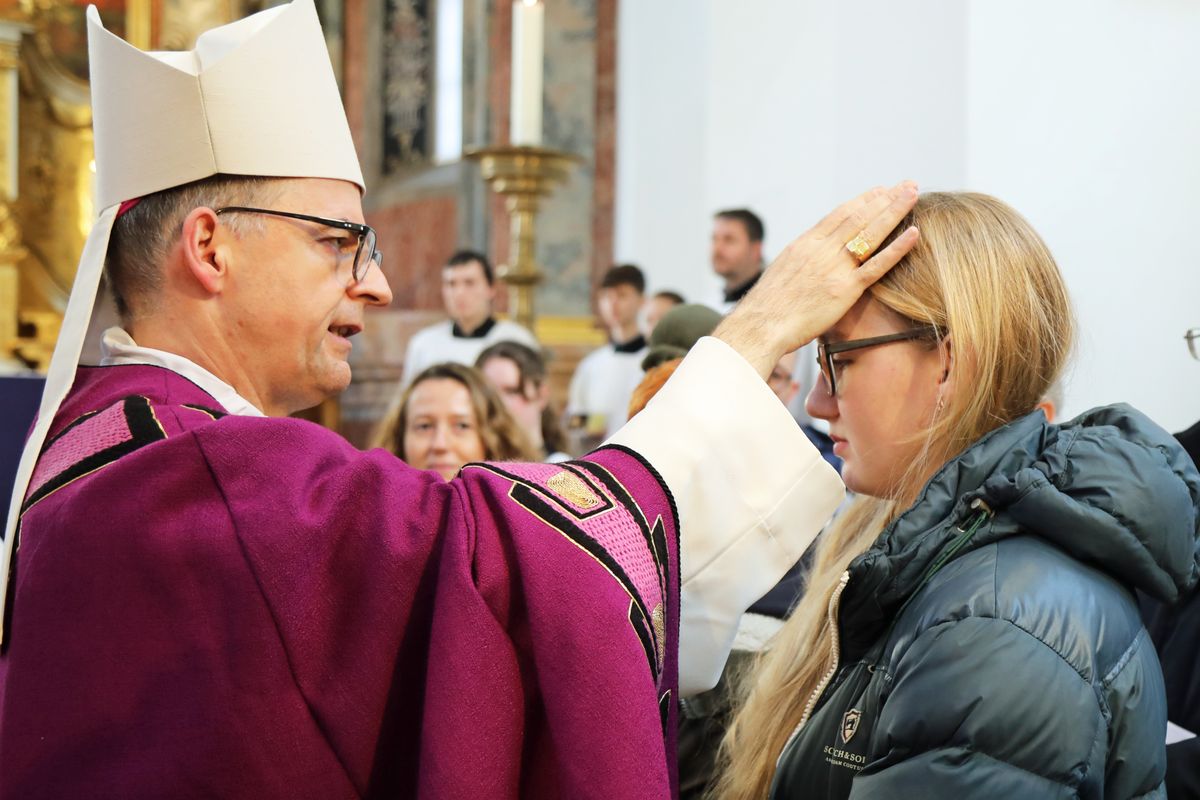 Bei einer Feier im Neumünster ließ Bischof Dr. Franz Jung 20 Erwachsene zu Taufe, Firmung und Eucharistie zu sowie eine Bewerberin für die Erwachsenenfirmung.