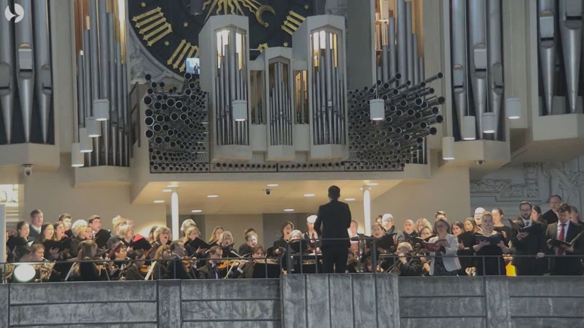 Für die musikalische Begleitung des Pontifikalgottesdiensts am Ostersonntag sorgten neben Domorganist Stefan Schmidt an der Orgel der Würzburger Domchor und Orchester unter der Leitung von Domkapellmeister Alexander Rüth. Solisten waren Anke Hájková Endres (Sopran), Anneka Ulmer (Alt)., Stefan Schneider (Tenor) und Johannes Weinhuber (Bass).  