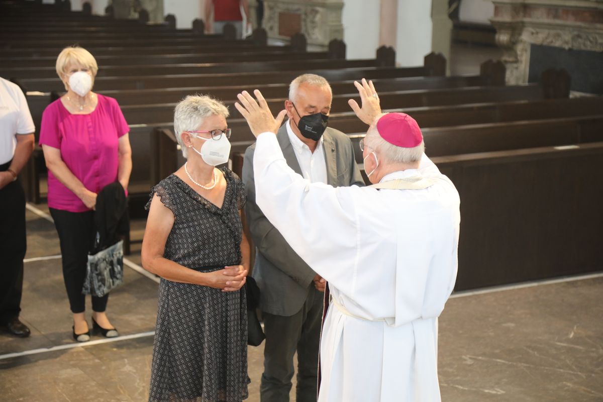 2621/0622 - Ehejubilare Gold mit Weihbischof Ulrich Boom_27931 Weihbischof Ulrich Boom feierte am Montagnachmittag, 26. Juni, einen Gottesdienst für Ehepaare, die 2020 oder 2021 ihr goldenes, diamantenes oder eisernes Ehejubiläum hatten. Im Anschluss konnten sich die Paare segnen lassen.