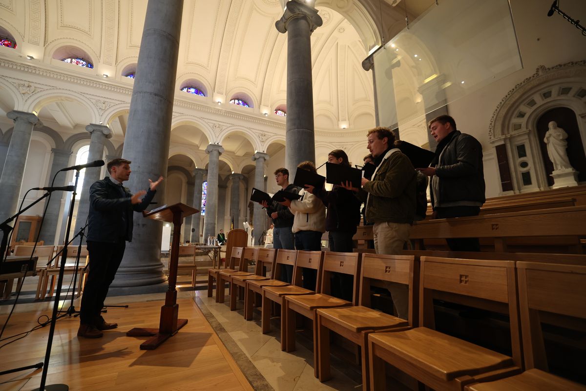 Bischof Dr. Franz Jung feierte am Festtag des heiligen Franziskus in der Kathedrale des heiligen Mél in Longford einen Gottesdienst. Im Anschluss lud die Pfarrei zum Kaffee in das Untergeschoss ein.