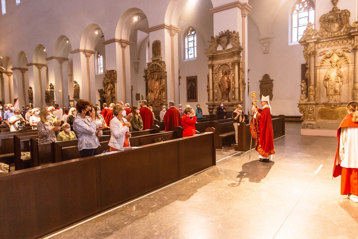 Bischof Dr. Franz Jung hat am Hochfest der Frankenapostel, Donnerstag, 8. Juli, mit haupt- und ehrenamtlichen Mitarbeiterinnen und Mitarbeitern der Caritas ein Pontifikalamt im Würzburger Kiliansdom gefeiert.